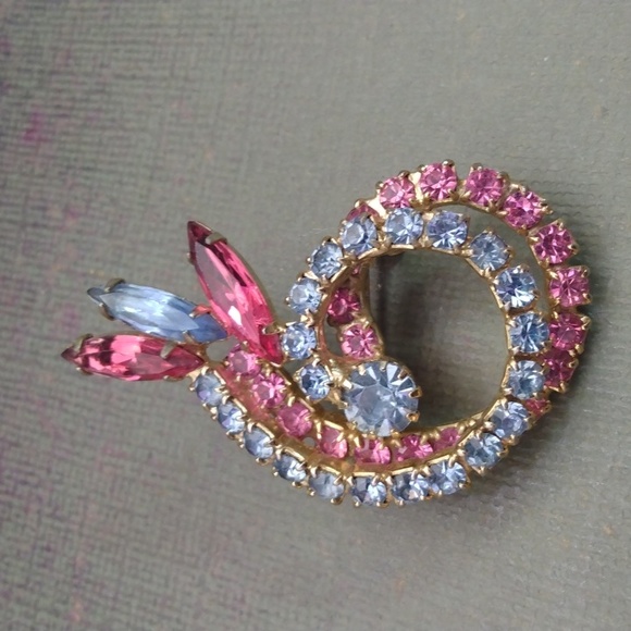 Vintage Jewelry - Vintage rhinestone brooch in pink and blue